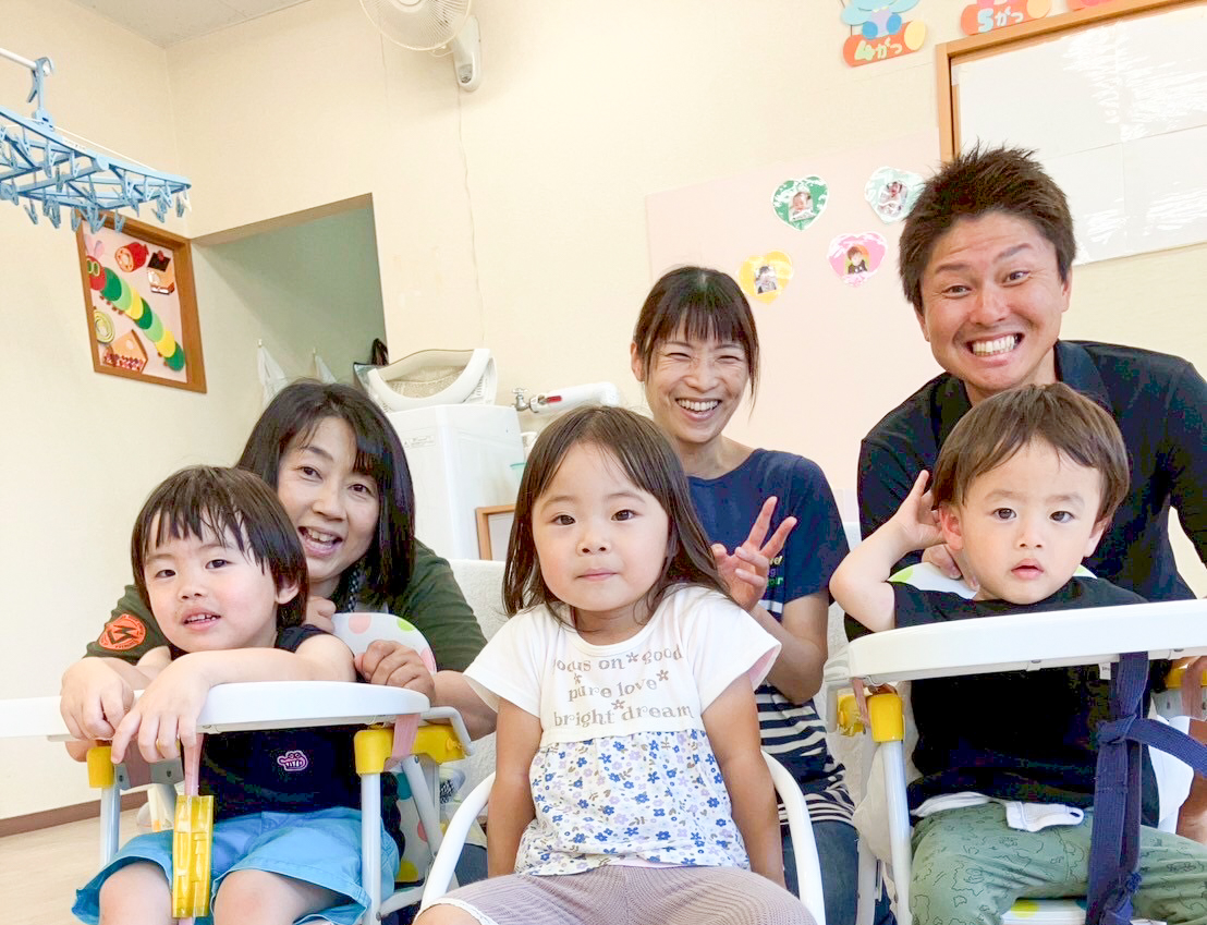 ピノキオ託児所の保育士とこどもたち
