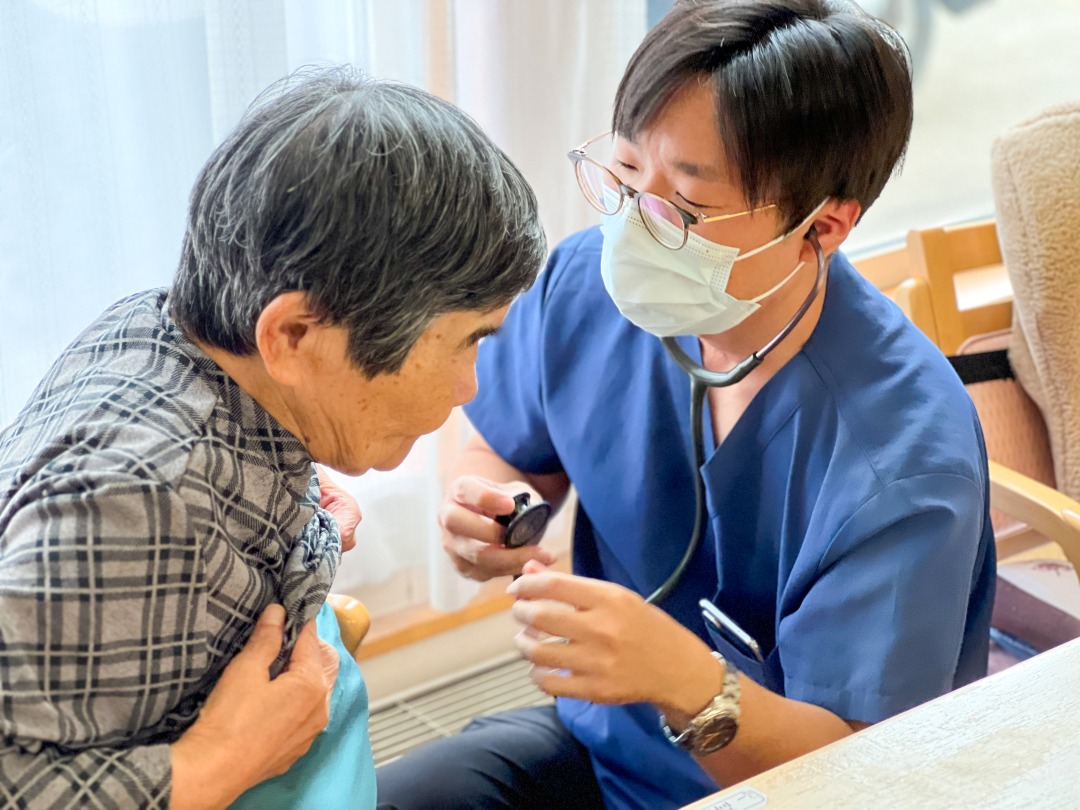 看護師がケアを行う様子